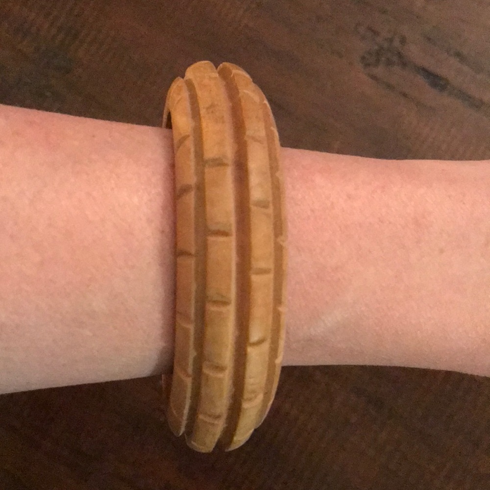 NEW! Vintage Carved Wood Bangle Bracelet - Picture 3 of 5